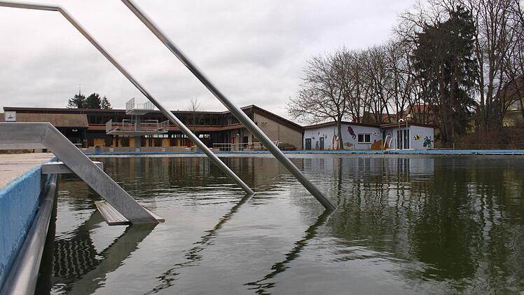 Still liegt das Bad da und grünt vor sich hin. Chemikalien im Wasser sollen verhindern, dass sich im Winter zu viele Algen bilden.  Foto: Friederike Stark
