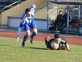 Eine interessante Technik beim Ballstoppen zeigt dieser Spieler des TSV Forst beim Bezirksliga-Kick in M&uuml;nnerstadt. Foto: Hopf