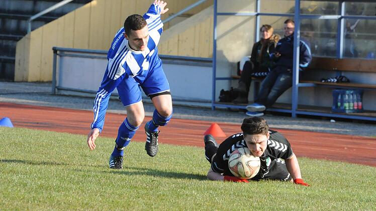 Eine interessante Technik beim Ballstoppen zeigt dieser Spieler des TSV Forst beim Bezirksliga-Kick in Münnerstadt. Foto: Hopf