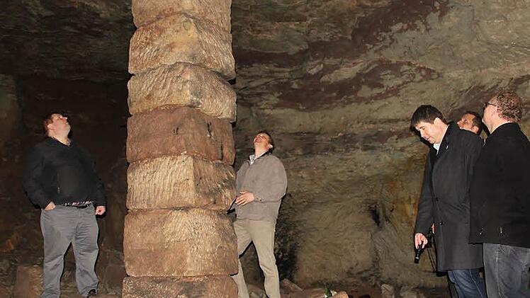 In die Unterwelt von Prügel begab sich der Bauausschuss. Von der Decke eines Gewölbekellers, der einst mit einer Steinsäule abgestützt worden war, haben sich bereits Steine gelöst. Er und ein anderer müssen mit Beton verfüllt werden.  Foto: Stephan Stöckel