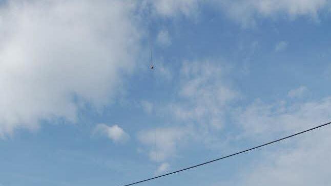 Der Helikopter setzt einen Mast auf der Lagerfläche ab. Foto: Andreas Welz