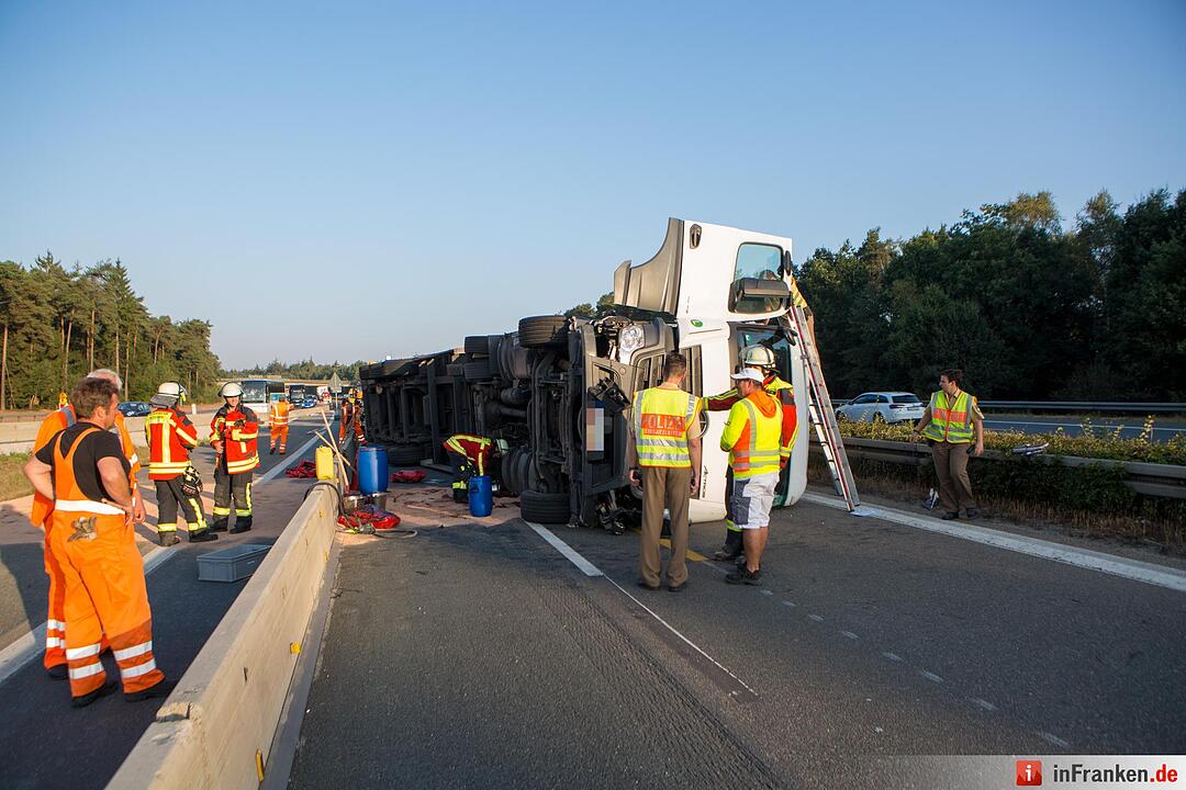 Sattelzug kippt in Baustellenbereich bei Nürnberg um