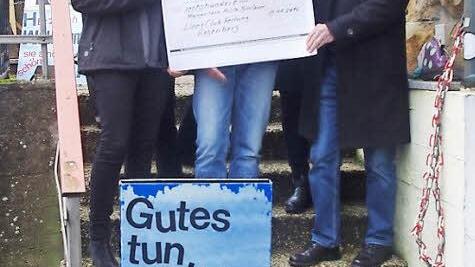 Bei der Scheck&uuml;bergabe (von links) Club-Pr&auml;sidentin Angelika Woll, Lions-Freund Robert Wachter, Tom Sauer, Clubmaster Sandra Bauer und Schatzmeister Peter Gottmann  Foto: hs