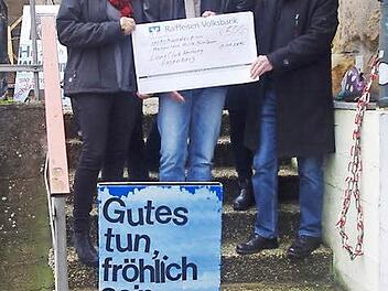 Bei der Scheckübergabe (von links) Club-Präsidentin Angelika Woll, Lions-Freund Robert Wachter, Tom Sauer, Clubmaster Sandra Bauer und Schatzmeister Peter Gottmann  Foto: hs