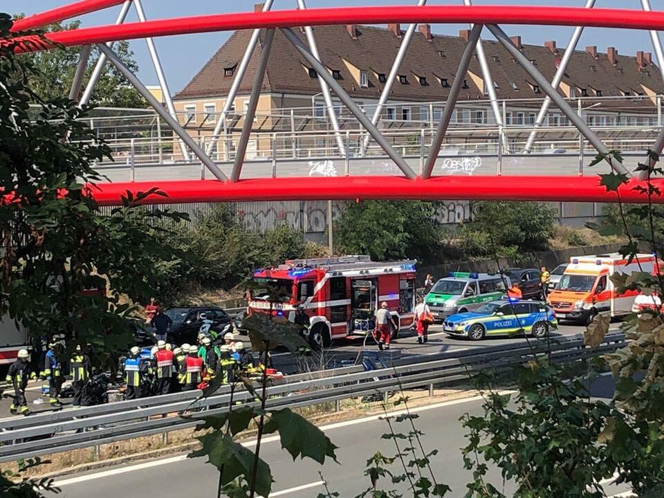 A73 in Nürnberg: Geisterfahrer stößt frontal mit Reisebus zusammen