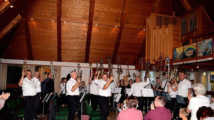 Nachdem die einzelnen Werke anspruchsvoll erklungen waren, hoben die Bl&auml;serinnen und Bl&auml;ser ihre Instrumente zur Ehre Gottes in die H&ouml;he. Foto Dieter Radziej