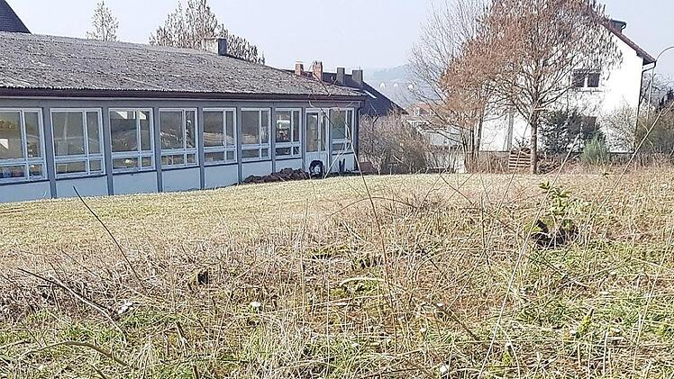 Das Werkstattgebäude (links) macht dem Neubau Platz, dessen Areal bis zu dem weißen Auto reichen wird