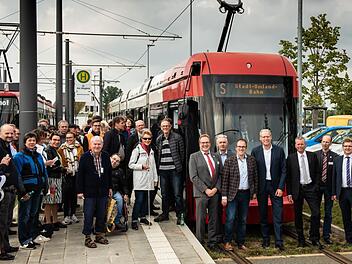 Beim mobilen Dialogforum zur Stadt-Umland-Bahn ging es mit einer angemieteten Stra&szlig;enbahn auf Besichtigungstour durch das N&uuml;rnberger Stadtgebiet. Begleitet wurde die Fahrt von zwei Vertretern der VAG, den drei Stadtoberh&auml;uptern aus Erlangen, Herzogenaurach und N&uuml;rnberg sowie den beiden Leitern des Zweckverbands Stadt-Umland-Bahn (von links nach rechts vor der Stra&szlig;enbahn).     Foto: Grischa J&auml;ger