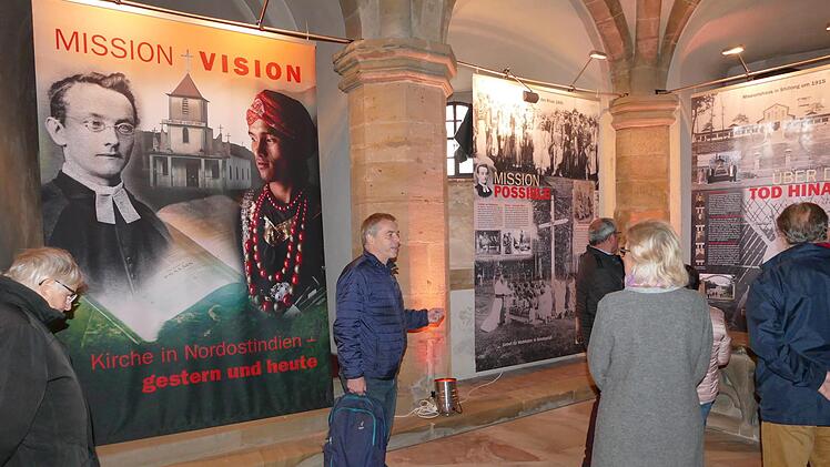 Weltkirche-Referent Michael Kleiner führte durch die Ausstellung, in der Pater Otto Hopfenmüller im Mittelpunkt steht.    Foto: Marion Krüger-Hundrup