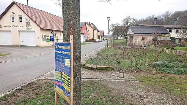 Derzeit laufen die Planungen, das leere Grundst&uuml;ck direkt gegen&uuml;ber der Alten Schule (links) in Oberbrunn neu zu gestalten. Im Gespr&auml;ch ist ein &uuml;berdachter Freisitz in Holzst&auml;nder-Bauweise.  Foto: Berthold K&ouml;hler