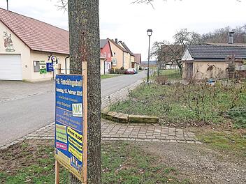 Derzeit laufen die Planungen, das leere Grundstück direkt gegenüber der Alten Schule (links) in Oberbrunn neu zu gestalten. Im Gespräch ist ein überdachter Freisitz in Holzständer-Bauweise.  Foto: Berthold Köhler