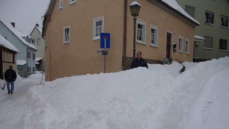 Überall stapelte sich in Münnerstadt der Schnee.an Weihnachten 2010. Foto: Heike Beudert