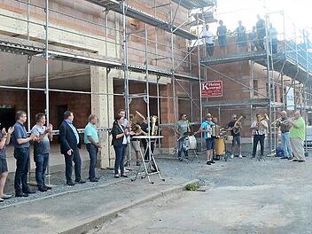 Es herrschte ausgelassene Volksfeststimmung beim Richtfest in D&ouml;rfles, zu dem die Kerwa-Musikanten D&ouml;rfles aufspielten und die Ehreng&auml;ste rhythmisch mitklatschten. In der Bildmitte B&uuml;rgermeisterin Angela Hofmann, Altb&uuml;rgermeister Wolfgang Beiergr&ouml;&szlig;lein, Dritter B&uuml;rgermeister Bernd Liebhardt und weitere Stadtr&auml;te.