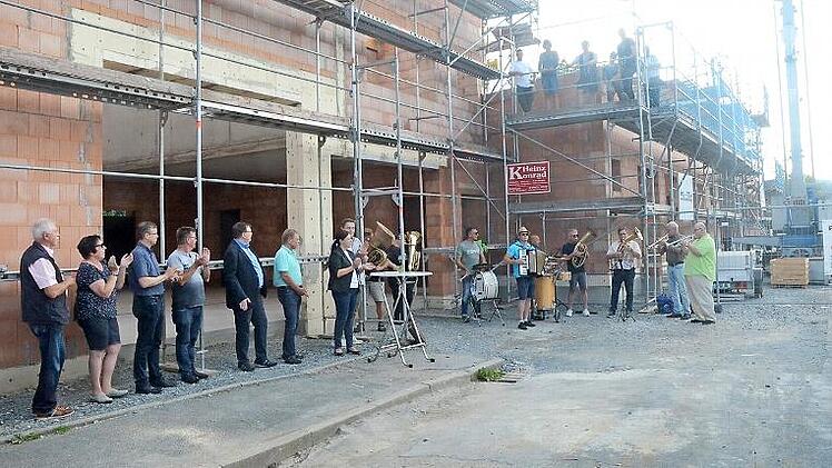 Es herrschte ausgelassene Volksfeststimmung beim Richtfest in D&ouml;rfles, zu dem die Kerwa-Musikanten D&ouml;rfles aufspielten und die Ehreng&auml;ste rhythmisch mitklatschten. In der Bildmitte B&uuml;rgermeisterin Angela Hofmann, Altb&uuml;rgermeister Wolfgang Beiergr&ouml;&szlig;lein, Dritter B&uuml;rgermeister Bernd Liebhardt und weitere Stadtr&auml;te.