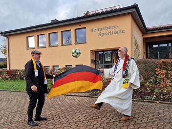 Rainer Ziegler, Pastoralreferent und Kurseelsorger aus Bad Bocklet (links) und Gottesdienstbeauftragter Walter Kuhn kicken schon mal probeweise.