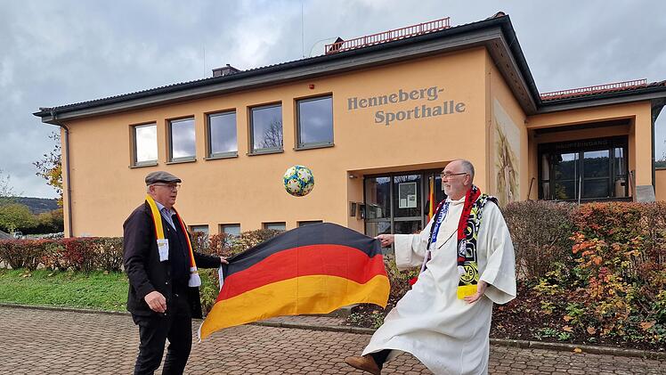 Rainer Ziegler, Pastoralreferent und Kurseelsorger aus Bad Bocklet (links) und Gottesdienstbeauftragter Walter Kuhn kicken schon mal probeweise.