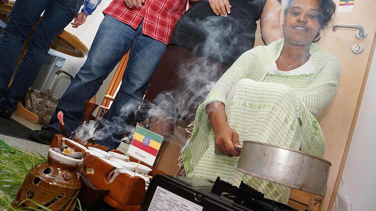 Tsehay Getaneh röstet Kaffeebohnen für die traditionelle äthiopische Kaffeezeremonie. Fotos: Arkadius Guzy