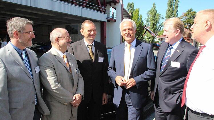 Minister mit Abgeordneten, OB, Landrat und Hochschulvizepräsident Krahl.
