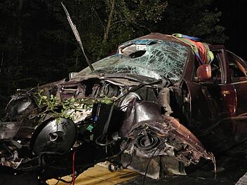 Nur noch Schrott ist der Wagen des jungen Mannes, der in der Nacht zum Sonntag kurz vor Kottenbrunn verunglückte.Fotos: Brigitte Krause