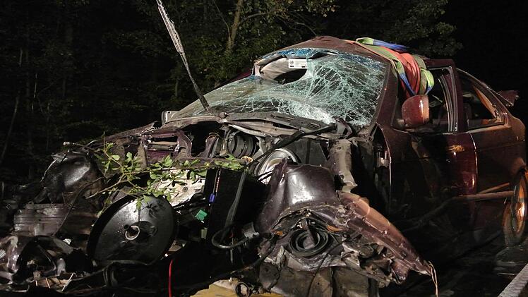 Nur noch Schrott ist der Wagen des jungen Mannes, der in der Nacht zum Sonntag kurz vor Kottenbrunn verunglückte.Fotos: Brigitte Krause