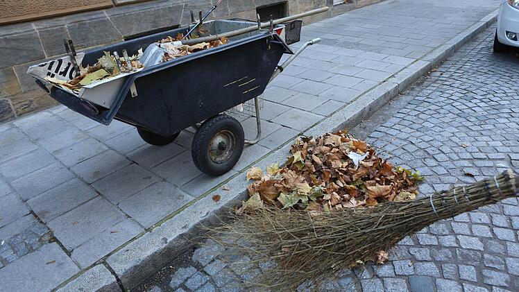 Unverzichtbar: der Handbesen des Straßenkehrers Foto: Barbara Herbst