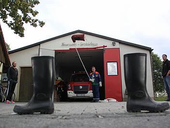 Marco Hälter beim Zielwurf mit der Feuerwehrleine Fotos: Matthias Einwag