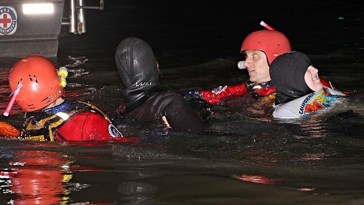 Personen, die ins Wasser gerutscht waren, wurden von Tauchern der Wasserwacht gerettet. Foto: Helmut Will