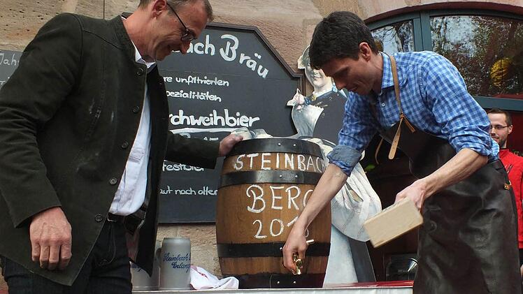Florian Schwarthoff brauchte drei Schläge, bis das Bier aus dem Fass floss . Fotos: Manfred Welker