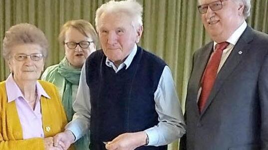 Von links: Anni Scherzer, Elisabeth Paulus, Johann Wehr (geehrt für 25 Jahre Mitgliedschaft) und Karl-Heinz Bauer  Foto: Karl Holzberger