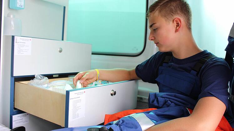 Marius Kessler schaut sich im Wagen des Roten Kreuzes genauer um. Foto: Lisa Kieslinger