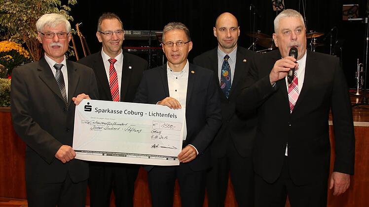 Die Isabell-Zachert-Stiftung erhielt 1500 Euro. Von links: Werner Tetsch, Dritter Bürgermeister Thomas Nowak, Kassierer Frank Glatzer, Stefan Heinrichs, Kreisvorsitzender der Gewerkschaft der Polizei, und Oberbürgermeister Norbert Tessmer. Fotos: Michael Stelzner