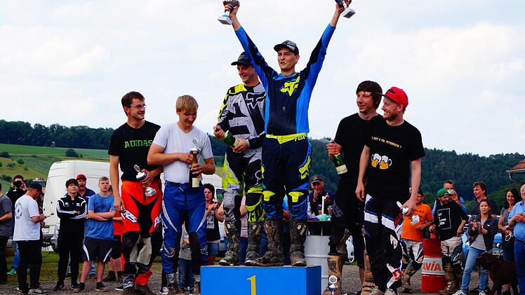 Auf dem Siegerpodest in der Serienklasse die erfolgreichen Lokalmatadoren: Platz 1 "Spätzünder" Michael Müller und Fabian Valtin, Platz 2 "Pfiffer Racing" mit Jens Hofmann und Daniel Müller sowie Platz 3 "Bordwendt Motorsport" mit Alexander Precht und David Eichelsdörfer