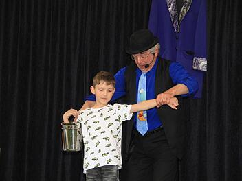 Zauberer Thierry Dourin war der Star der Preisverleihung im Wettbewerb "jugend creativ".