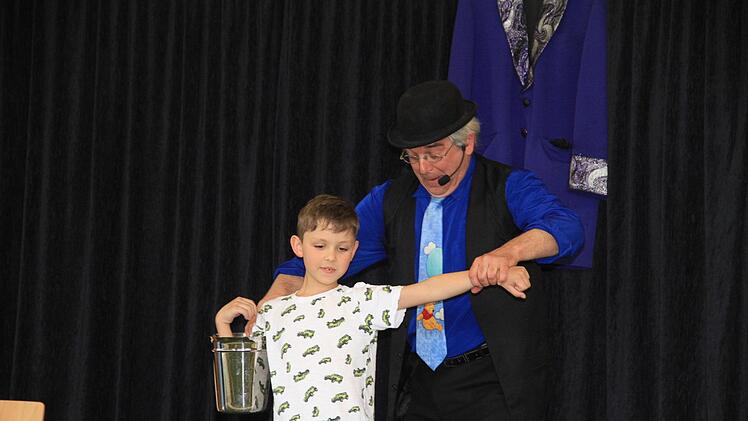 Zauberer Thierry Dourin war der Star der Preisverleihung im Wettbewerb "jugend creativ".