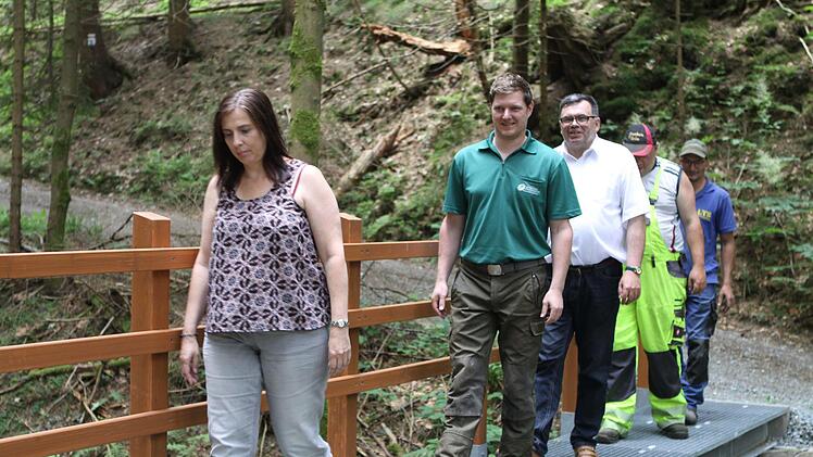 Anja Wunder von Naturpark Frankenwald,  Max Heindl von den Bayerische Staatsforsten, Bürgermeister Peter Klinger, sowie die beiden Mitarbeiter des Bauhofs Kai Schallnuss und Christoph Scherbel  (v. r.) testen den neuen Steig über die Ködel.Michael Wunder