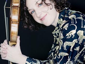 Violine & Leitung: Sarah Christian Foto: Marco Borggreve