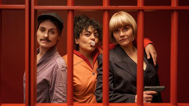 Die neue ZDF-Krimi-Komödie erzählt die Geschichte von drei Schwestern, die unterschiedlicher nicht sein könnten. Lesley (Julia Becker, von links), Olivia (Sara Fazilat) und Kim Hansen (Katharina Wackernagel) planen einen Einbruch, der gehörig schiefgehen wird.