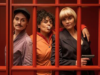 "Gar kein Geld macht auch nicht glücklich" Die neue ZDF-Krimi-Komödie erzählt die Geschichte von drei Schwestern, die unterschiedlicher nicht sein könnten. Lesley (Julia Becker, von links), Olivia (Sara Fazilat) und Kim Hansen (Katharina Wackernagel) planen einen Einbruch, der gehörig schiefgehen wird.