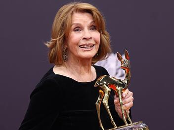 Schauspielerin Senta Berger musste nach einem Sturz ins Krankenhaus gebracht werden.