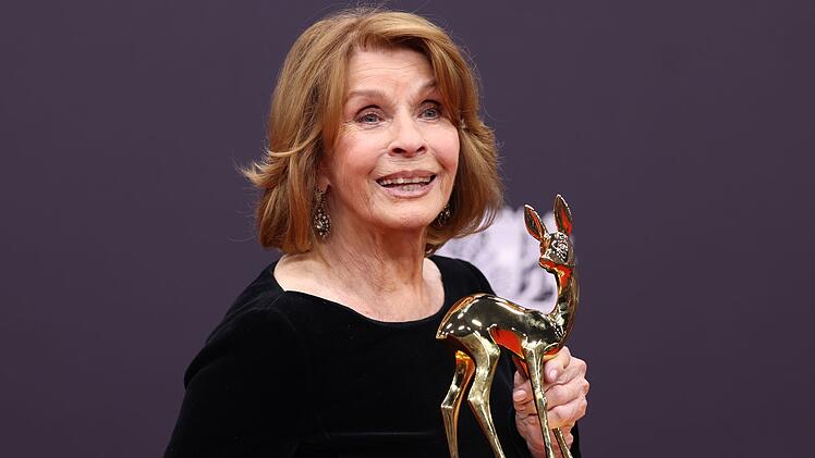 Schauspielerin Senta Berger musste nach einem Sturz ins Krankenhaus gebracht werden.