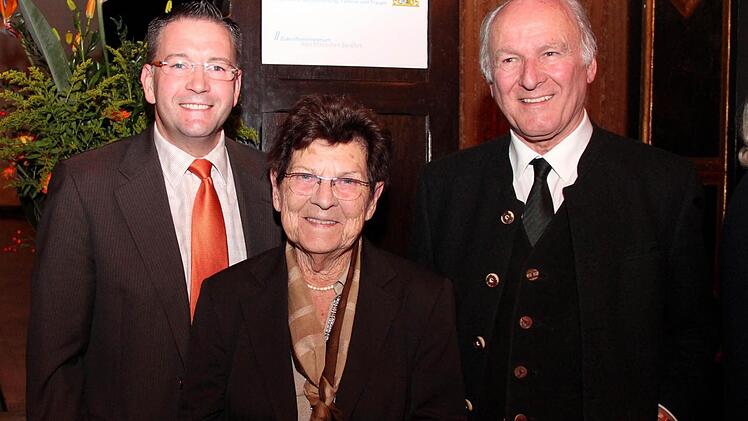 Gertraud Fröhlich aus Adelsdorf mit Bürgermeister Karsten Fischkal und Prof. Dr. Claus Hipp
