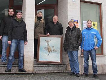 Die jungen Nachwuchskräfte ziegen mit (und mit um): Sebastian Wagner, Florian Schmitt, Christina Schanz, Bürgervereinsvorsitzender Ingo Hafenecker, Steffen Schanz und Stefan Plott (von links) mit dem ersten Schütz-Gemälde vor der künftigen Kunstgalerie am Fuße des Stadtberges.