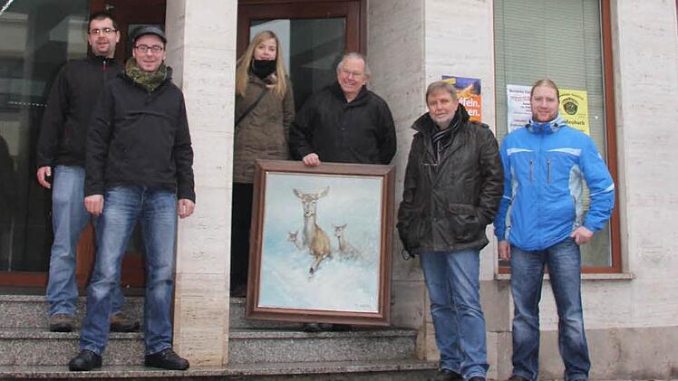 Die jungen Nachwuchskräfte ziegen mit (und mit um): Sebastian Wagner, Florian Schmitt, Christina Schanz, Bürgervereinsvorsitzender Ingo Hafenecker, Steffen Schanz und Stefan Plott (von links) mit dem ersten Schütz-Gemälde vor der künftigen Kunstgalerie am Fuße des Stadtberges.