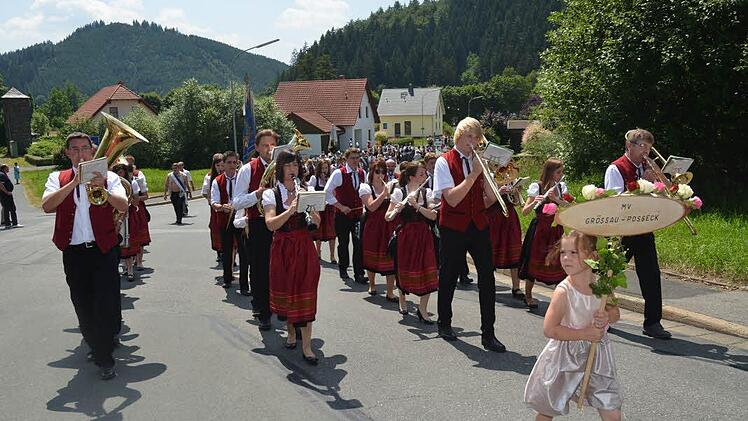Im imposanten Festzug war auch der Musikverein Grössau-Posseck mit dabei, der am Vormittag den Festgottesdienst umrahmt hatte.