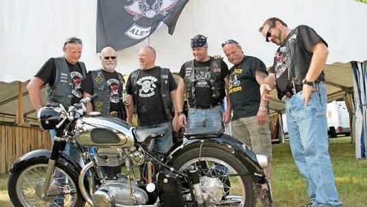 Bob (rechts) und Dale (2. von links) aus den USA sind fürs Fest nach Maßbach gereist und fachsimpeln über die Horex Regina.