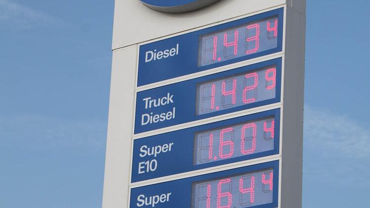 Doch um sechs Uhr fließt das Benzin wieder... Streikbrecher sind am Werk.