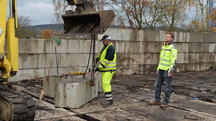 Jürgen Stubenrauch (rechts) beobachtet die aktuellen Arbeiten an den Belüftungsflächen. Ibn den Zwischenräumen am Boden verlaufen Rohre, aus denen bei Bedarf Luft in zu feuchten Biomüll geblasen werden kann. Foto: Ronald Rinklef