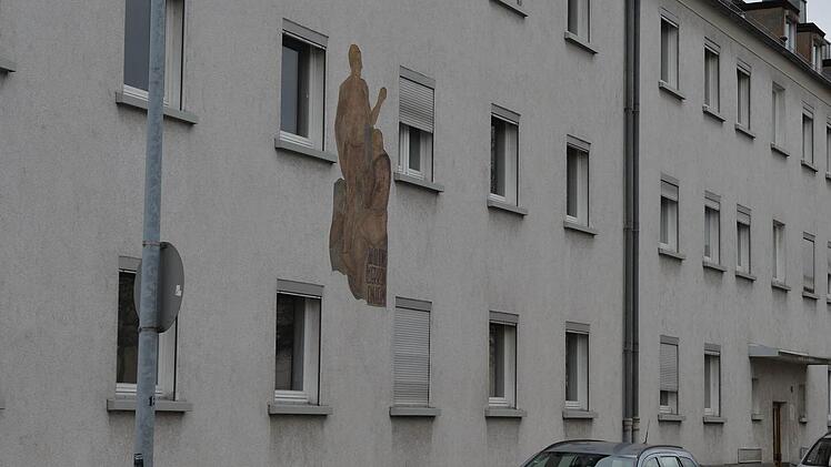 Im März/April sollen die ersten Flüchtlinge in die drei Häuser Neuerbstraße 45 bis 49 einziehen. Foto: Ronald Rinklef