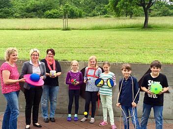 Astrid Frank vom Elternbeirat übergibt der Rektorin, Sabine Schalke symbolisch einen Saturn-Hopper. Rechts daneben Carmen Kötzner vom Elternbeirat und einige der Nutzer der Einhard-Grundschule.  Foto: Schule
