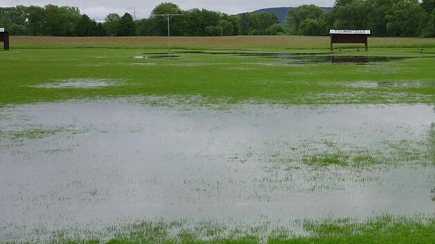 Ganz so viel Wasser steht auf den Fu&szlig;ballpl&auml;tzen der Region aktuell zwar nicht, aber hinter dem Spieltag am Wochenende steht doch wieder ein dickes Fragezeichen.  Foto: Archiv/Dzedzeck